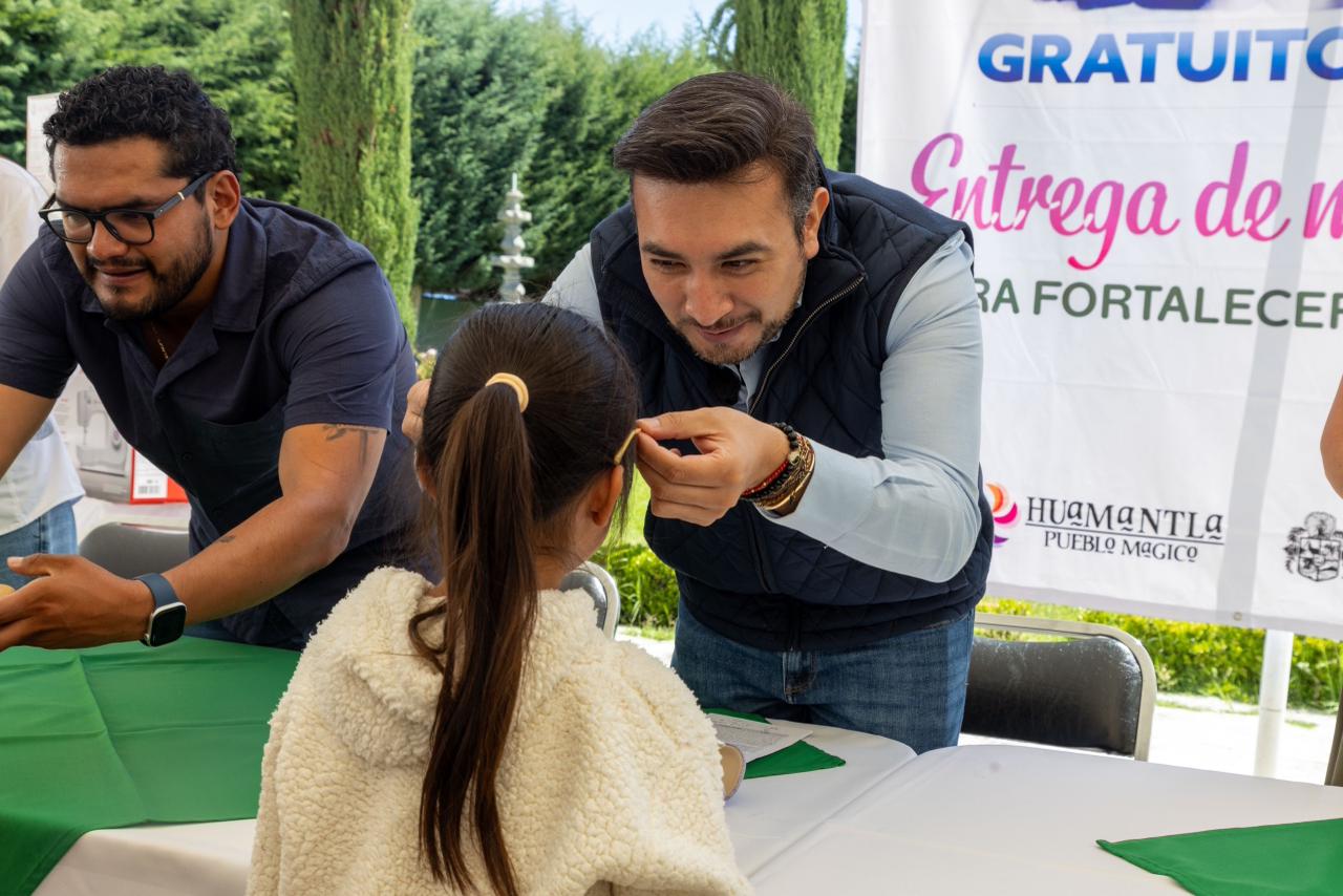 Huamantla fortalece el bienestar de las familias con entrega de lentes, apoyos funcionales y capacitación